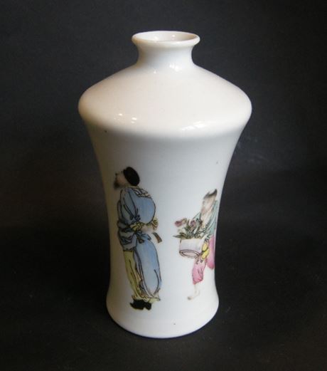 Polychrome : Vase en porcelaine orné de deux personnages et d'une calligraphie 

Chine periode republique  XX° siècle 