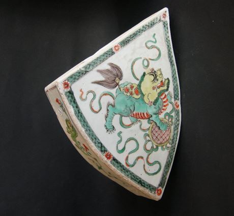 Polychrome : Rare plaque pour mobilier en porcelaine de la "famille  verte" ornée
d'un chien de fo - Chine Epoque Kangxi 1662/1722 -