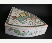 Polychrome : Rare plaque pour mobilier en porcelaine de la "famille  verte" ornée
d'un chien de fo - Chine Epoque Kangxi 1662/1722 -