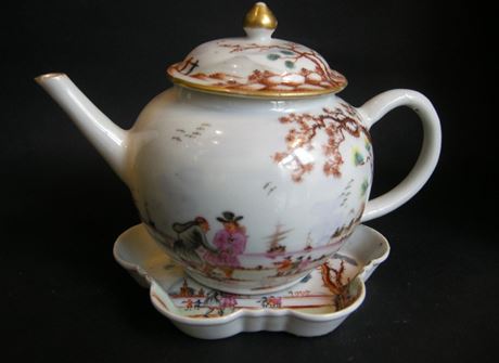 Polychrome : Theiere et pattipan en porcelaine de la "famille rose"  à decor Europeen 
dans le style de Meissen  - Chine epoque Qianlong 1736/1795 