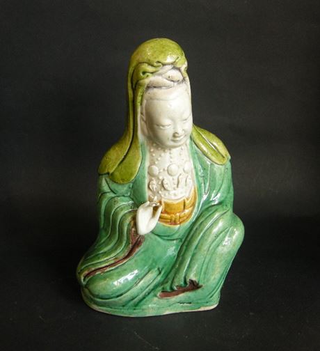 Polychrome : Statuette de Guanyin  en porcelaine de la "Famille verte "  Chine Epoque Kangxi 1662/1722