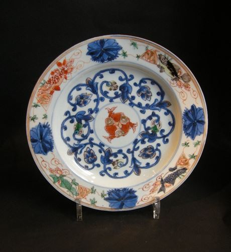 Polychrome : Assiette ( d une paire) en porcelaine de la famille verte et bleu sous couverte a decor de nombreux poissons  - Chine epoque Kangxi 1662/1722