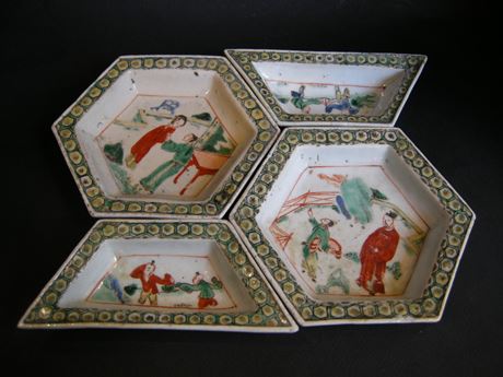Polychrome : quatre petites assiettes a douceur - en porcelaine de la "Famille Verte"  Chine epoque Kangxi 1662/1722