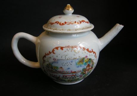 Polychrome : Verseuse a thé en porcelaine de la Compagnie des Indes d aprés un modele de Meissen - Les scieurs de Long d apres une gravure  de S.Le Clerc - vers 1745