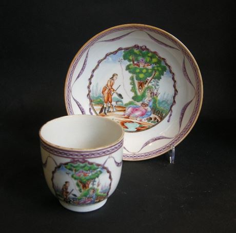 Polychrome : tasse et soucoupe en porcelaine de la Compagnie des Indes  a decor 
d'une scene galante  d après une gravure de Moreau le Jeune  - Chine vers 1785