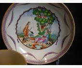 Polychrome : tasse et soucoupe en porcelaine de la Compagnie des Indes  a decor 
d'une scene galante  d après une gravure de Moreau le Jeune  - Chine vers 1785