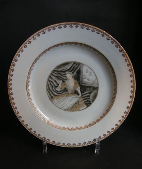 Polychrome : Assiette en porcelaine décorée en Grisaille et or d'un décor  "La Brodeuse" - Chine vers 1750 - 