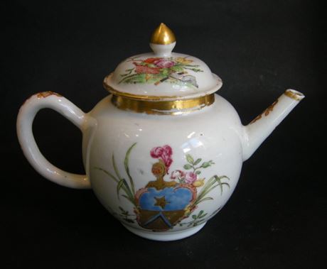 Polychrome : Armorial teapot Chinese Export - China XVIII° century