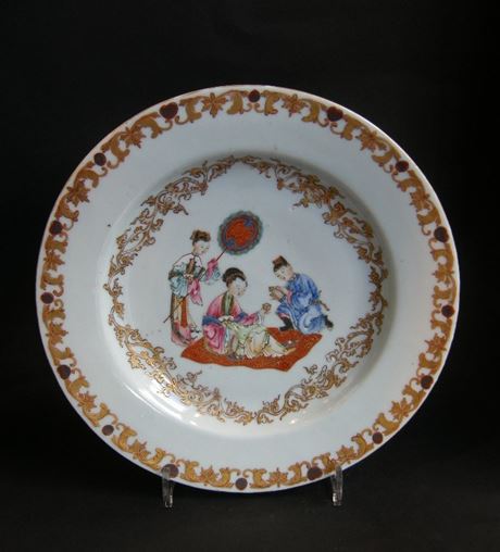 Polychrome : Assiette "famille rose" ornée d'une dame prenant le thè (1723/1735)