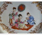 Polychrome : Assiette "famille rose" ornée d'une dame prenant le thè (1723/1735)