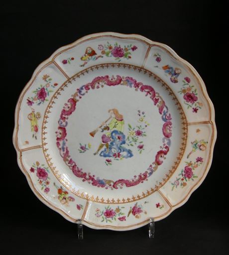 Polychrome : Chinese export dish with a Flutist and six figures european on the rim_Circa 1750_    