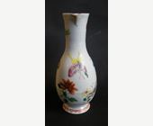 Polychrome : Rare burette  porcelain "Famille rose"  with flowers and butterfly decoration  - Qianlong period 1736/1795