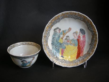 Polychrome : Trés rare sorbet et presentoir en porcelaine de chine décorés en Hollande d une scene de la "la comedia del arte".   vers 1730/1735 