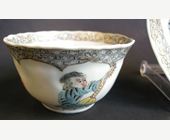 Polychrome : Trés rare sorbet et presentoir en porcelaine de chine décorés en Hollande d une scene de la "la comedia del arte".   vers 1730/1735 