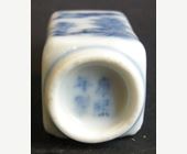 Snuff Bottles : Small snuff bottle  porcelain blue and white square form - Kangxi mark  - Circa 1790/1840
(H porcelain 4,5cm)