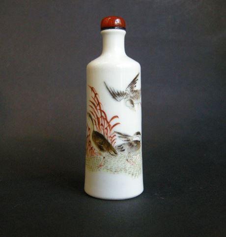 Snuff Bottles : snuff bottle porcelain painted in polychromy with duck in the millet
19° century