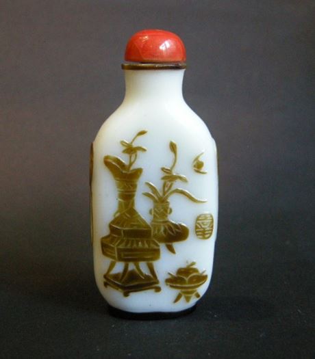 Snuff Bottles : snuff bottle overlay  glass Brown on white ground  sculpted with a mobilar decor 
Yangzhou school 1800/1870