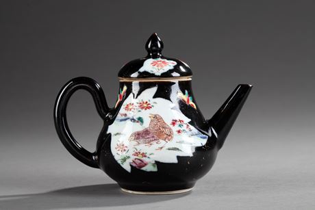 Polychrome : verseuse a vin en porcelaine de la "Famille Noire"  et dans des reserves des cailles  - Chine Epoque Yongzheng 1723/1735