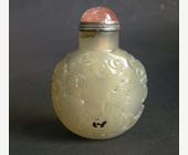 Snuff Bottles : agate snuff bottle sculpted with scholar and servant in landscape on a face  other with figuge in a boat
1800/1850