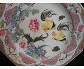 Polychrome : Paire d assiettes en porcelaine de la famille rose a decor de coqs  - Chine Epoque Yongzheng 1723/1735