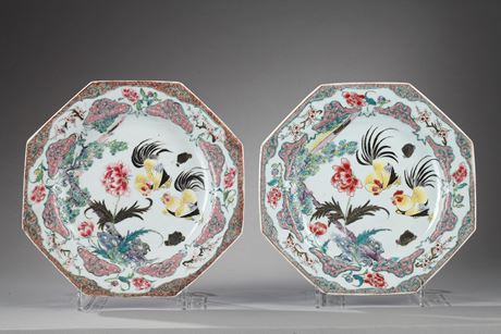 Polychrome : Paire d assiettes en porcelaine de la famille rose a decor de coqs  - Chine Epoque Yongzheng 1723/1735