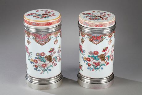 Polychrome : Paire de boites a thé en porcelaine de la famille rose a décor de fleurs  - Chine epoque Qianlong 1736/1795

Monture en argent  19°siècle probablement travail Anglais
