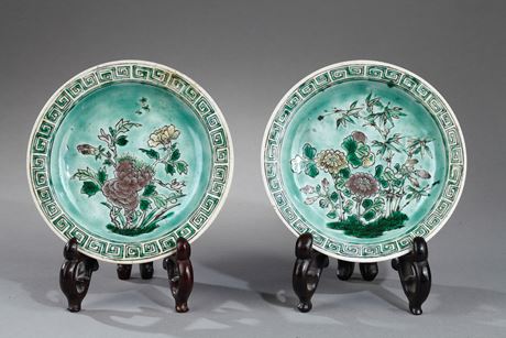 Polychrome : rare paire de petites assiettes a sucrerie en biscuit de la Famille Verte - Periode Kangxi 1662/1722