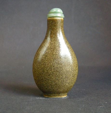 Snuff Bottles : snuff bottle porcelain monochrom teadust color  - circa 1800/1860 -