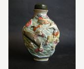 Snuff Bottles : snuff bottle porcelain molded and sculpted wiyh the history of the legendary explorer Zhang Qian  during a shipwreck - Mark Qianlong   - 1820/1870