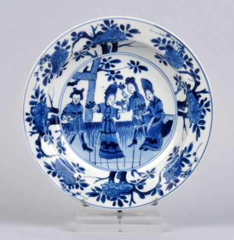 Blue White : small dish  blue white porcelain decorated with European figures  - Kangxi period 1662/1722