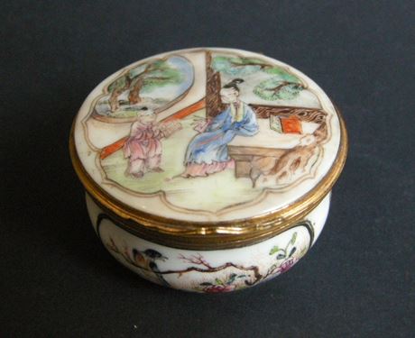 Polychrome : boite ronde en porcelaine a decor de scenes Chinoises fleurs et oiseaux . Chine epoque Qianlong 1736/1795
Monture en metal doré Occidentale 