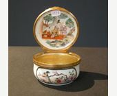 Polychrome : boite ronde en porcelaine a decor de scenes Chinoises fleurs et oiseaux . Chine epoque Qianlong 1736/1795
Monture en metal doré Occidentale 
