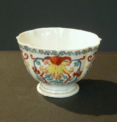Polychrome : Rare gobelet en porcelaine de la famille rose décoré dans le style du Pasquier ou Vezzy  - Chine vers 1740 -