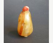 Snuff Bottles : Snuff bottle in agate of pebble shape - Old stopper coral - 

1740/1820