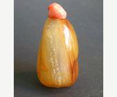 Snuff Bottles : Snuff bottle in agate of pebble shape - Old stopper coral - 

1740/1820