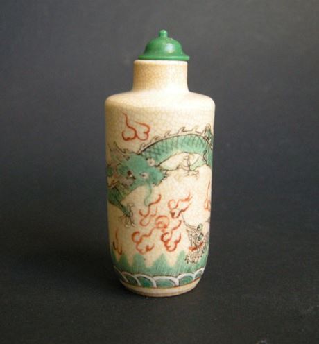 Snuff Bottles : snuff bottle porcelain polychrom "soft past" decorated with dragons - circa 19th century -