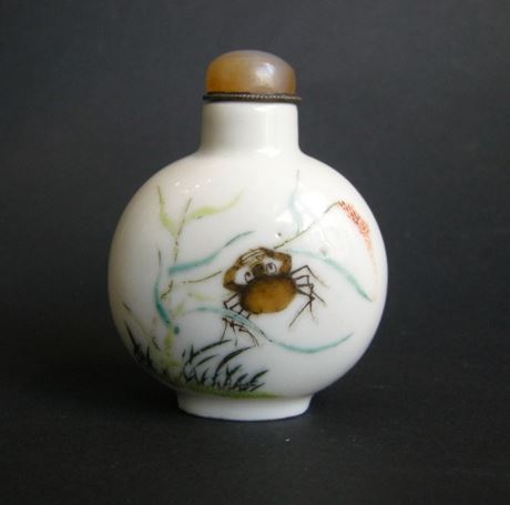 Snuff Bottles : snuff bottle porcelain decorated on each face with a crab - mark workshop - 1820/1850 -