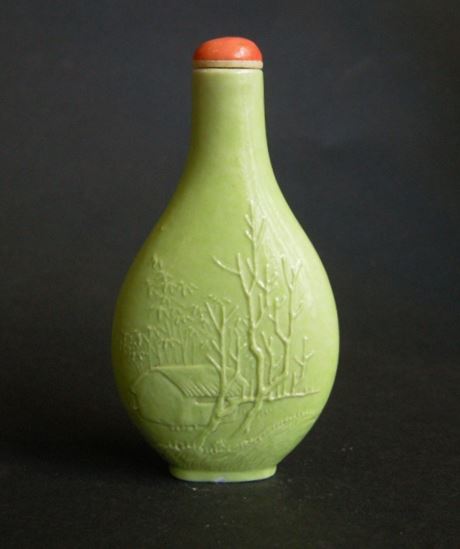 Snuff Bottles : Porcelain snuff bottle in green monochrom sculpted in Wang Bingrong style  - 1850 -