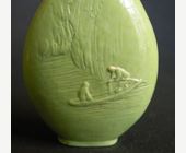 Snuff Bottles : Porcelain snuff bottle in green monochrom sculpted in Wang Bingrong style  - 1850 -