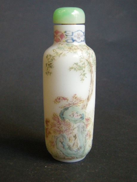 Snuff Bottles : Rare snuff bottle enamelled glass  - Seal mark Qianlong and period 1736/1795 Imperial glass