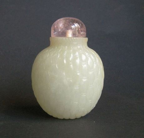 Snuff Bottles : rare jade snuff bottle sculpted on all the surface - Basket shape - 
circa 1750/1850