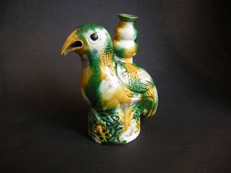 Polychrome : Oiseau en biscuit émaillé troix couleurs portant sur son dos un vase dans le style archaisant-Chine epoque Kangxi 1662/1722