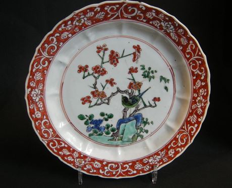 Polychrome : Assiette en porcelaine décorée avec des emaux de la famille verte et rouge de fer - Chine Epoque Kangxi 1662/1722