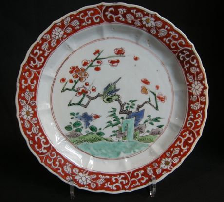 Polychrome : Assiette en porcelain decorée avec des emaux de la Famille Verte et rouge de fer - Epoque Kangxi 1662/1722