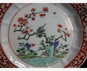 Polychrome : Assiette en porcelain decorée avec des emaux de la Famille Verte et rouge de fer - Epoque Kangxi 1662/1722
