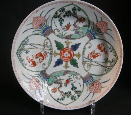 Polychrome : Paire d assiettes en porcelaine de la Famille Verte avec un décor pour le marché Oriental - Epoque Kangxi 1662/1722