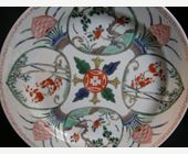 Polychrome : Paire d assiettes en porcelaine de la Famille Verte avec un décor pour le marché Oriental - Epoque Kangxi 1662/1722