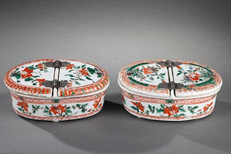Polychrome : Pair of spice box  "famille verte" porcelain decorated with flowers 
Kangxi period 1662/1722 
Occidental mount silver 