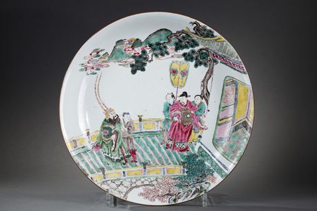 Polychrome : large dish porcelain Famille Rose with a decor figures and pavillon 
probably a roman scene  - Yongzheng period 1723/1735   diam  35cm