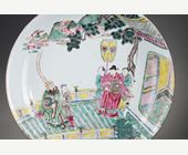 Polychrome : grande coupe en porcelaine de la Famille Rose a decor de personnages  sur un pont devant un pavillon probablement une scene de roman - Chine Epoque Yongzheng 1723/1735  diam 35cm